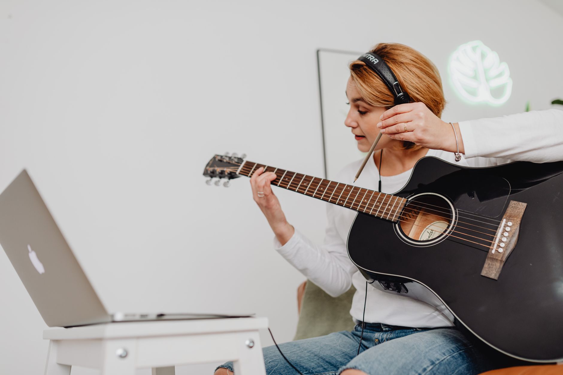 Jak uczyć się gry na gitarze z YouTube, żeby naprawdę robić postępy